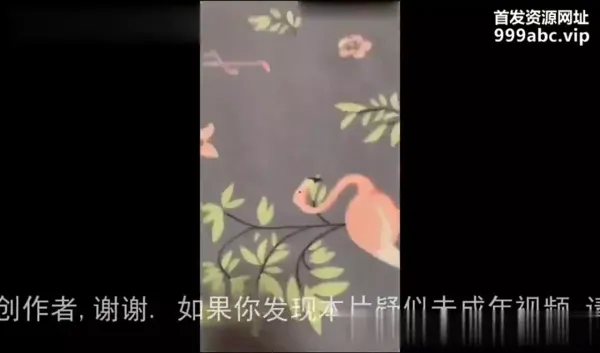 偷情人妻，她孩子在客厅看电视，干一半老公来电话