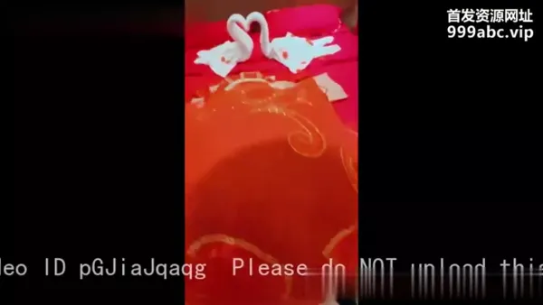 “新婚之夜”32岁干姐，秀禾服加持下老女少逼疯狂喷水排卵期内射