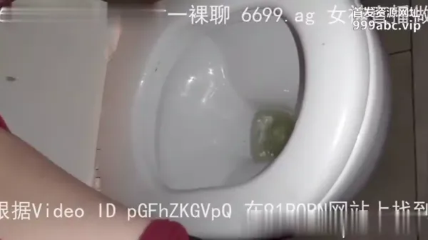 和餐饮店老板娘在海底捞厕所内啪啪，差点被路人发现超刺激