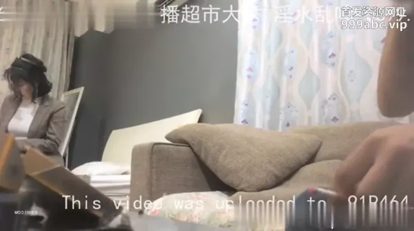 年轻小伙真实勾搭销售老阿姨，被小年轻干的直求饶