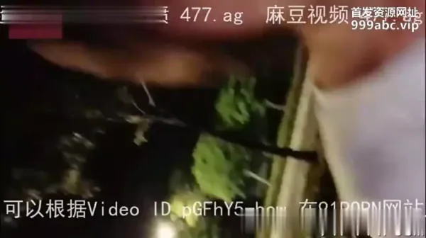 淫荡学妹大学城勾搭散步学长，无视他人草丛野战