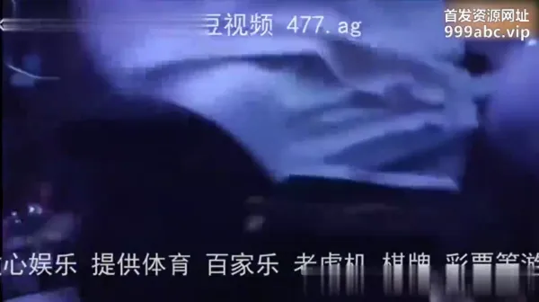 请兄弟唱歌他老婆先来！鼓起勇气勾引没想到逼这么骚痒『完整版看简阶』