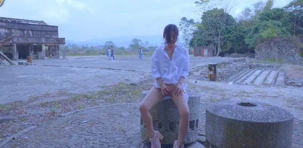 北京露出名人 宜家女主Fullfive下村人前露出 再到河边洗干净逼逼继续自慰棒激情开震潮喷