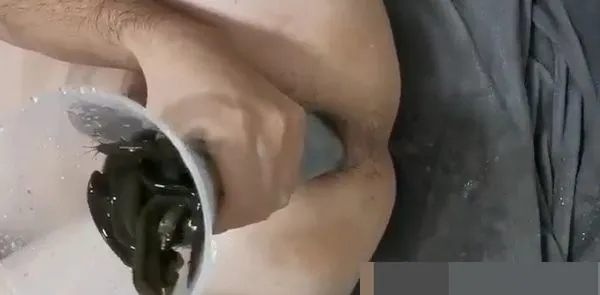 变态恶心重口！ 变态男用漏斗把超多的活泥鳅灌到屁眼再喷射出来 地上满是泥鳅 一片狼藉