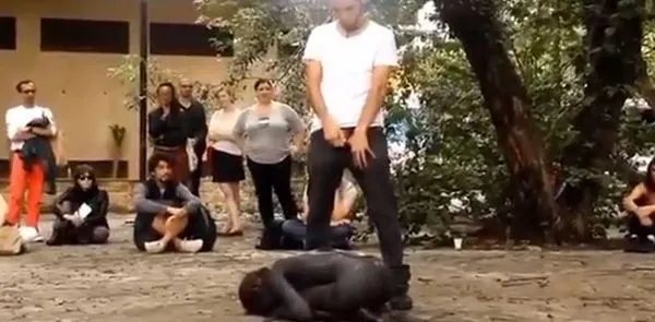 超级震撼的行为艺术！艺术家在危地马拉表演行为艺术 众人轮番对着一个小黑人身上撒尿！