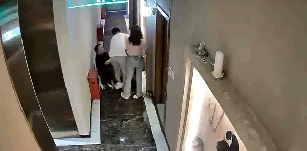 成都男子被绿 喝酒发泄打朋友 过肩摔女朋友 打完这个打那个！