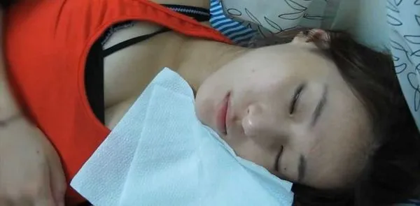 得不到就下药！心仪已久的女神被猥琐男买来烈性药物迷晕 带回住处啪啪啪 精子全射嘴里！