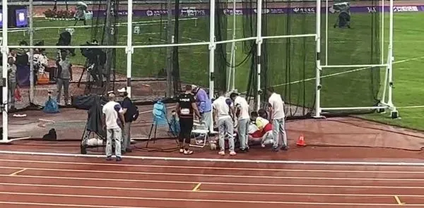 杭州亚运会上 男子链球赛场 卡塔尔选手投掷链球失误 击中裁判！