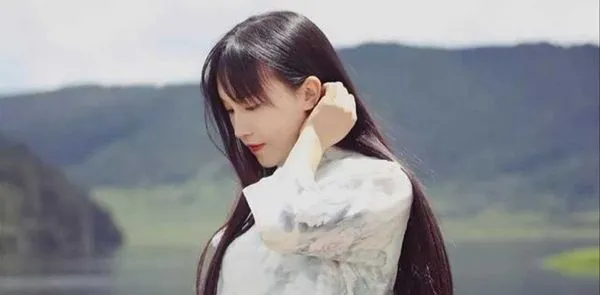 号称“中国第一网红”的 李子柒 时隔一年零4个月再次闪亮登场！网友惊呼：样子不一样了！