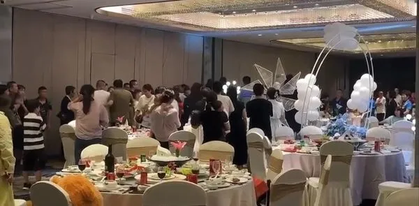 婚礼变战场！浙江温州一对新人举办喜宴 因为没给舅妈敬酒发生肢体接触 一场欢喜的宴席 最后一地狼藉！