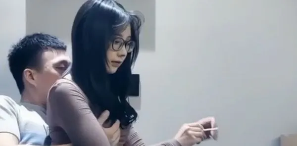 极品约炮！酒店约炮很有御姐范儿 身材高挑颜值超高的眼镜骚妹 口交站立抱操 欲罢不能