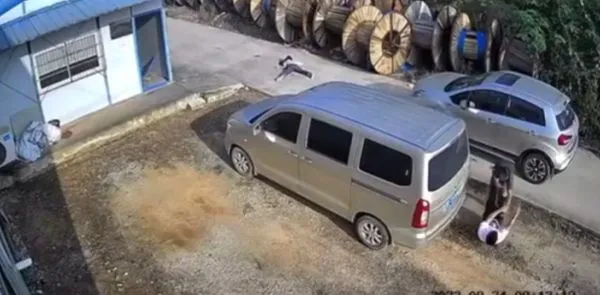 奸夫淫妇被双杀！老婆在工地跟人通奸 爆脾气狠人老公拿刀双杀奸夫淫妇 一刀击中要害当场死亡！