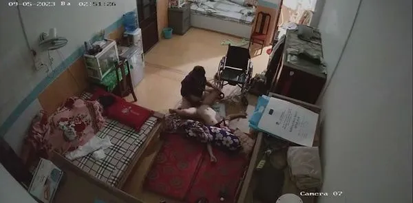 监控摄像头偷拍 媳妇瘫痪躺在床上 睡觉后老哥和照顾媳妇的小保姆在床下地铺偷情做爱！