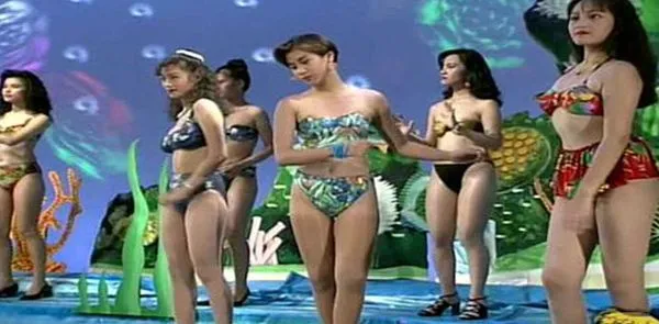 闽南歌我只听十二大美女，小时候爸爸一放这个就让我出去玩，现在终于懂了！