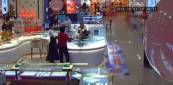 男子怀疑妻子出轨 多次去工作柜台寻找妻子未果 怀疑同事包庇妻子 遂怀恨在心实施报复！