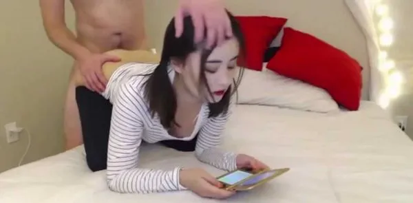 漂亮留学生美眉 在家撅起小屁屁玩手游 被帅气洋男友扒了裤子就无套输出 精液射满漂亮美鲍