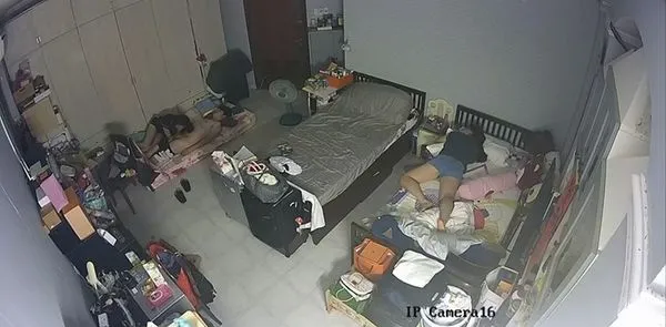 破解摄像头偷拍！姐姐带男友回家过夜 早上当着妹妹的面帮男友口爆 妹妹尴尬无奈转身装睡！