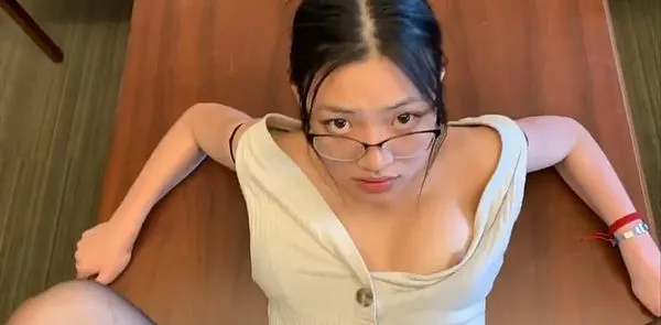 上海留学生课余时间勤工简学 应聘办公室文员 被洋上司潜规则大屌爆草 沦为泄欲工具！