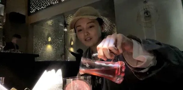 帅哥酒吧撩妹钓到肤白貌美身材一级棒的白富美，直接开房叠罗汉 如此极品的大长腿炮架必须翘起来狠狠输出