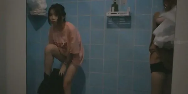 水上乐园冒险偷拍年轻漂亮美女更衣洗澡 领略各色极品少妇精彩洗澡全过程